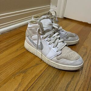 Nike Air Jordan mid High-Top Sneakers in White and Gray kids 3.5